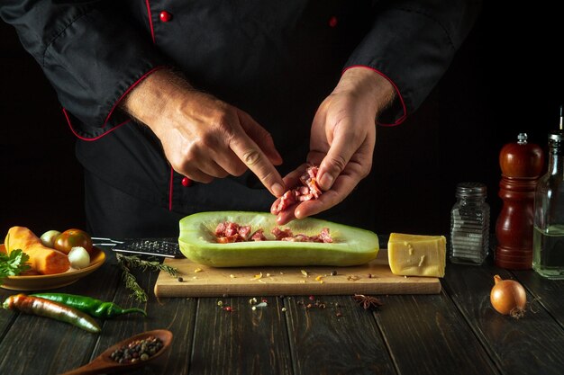 Kucharz przygotowuje posiłek